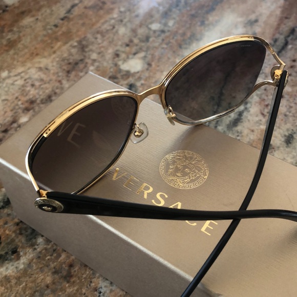 Women’s Versace sunglasses - Picture 2 of 9